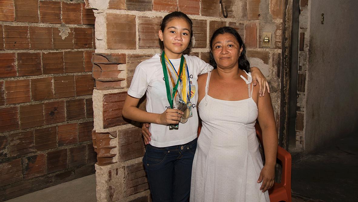 Débora Silva Alves, aluna do 9° ano, com sua mãe, em casa