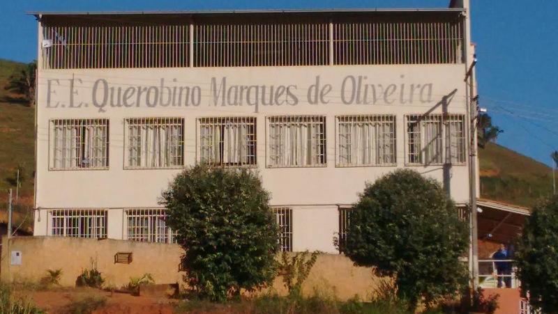 Fachada da escola premiada, situada na localidade de Vila Marques, em Inhapim (MG)