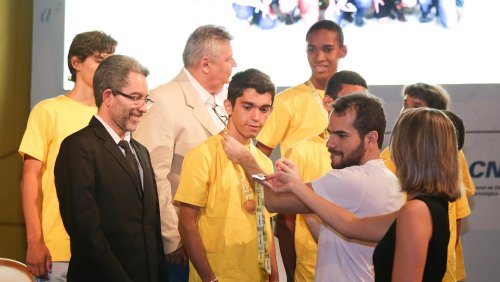 Artur Avila, medalhista Fields e pesquisador extraordinário do IMPA, entregou a medalha de ouro para Leandro