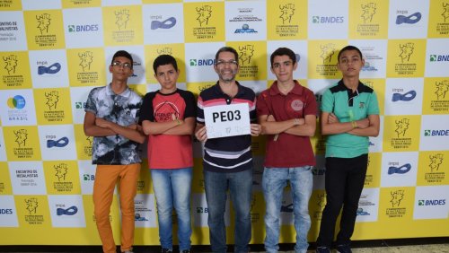 Leandro com o coordenador da regional 03 de Pernambuco e os medalhistas de ouro da OBMEP 2016