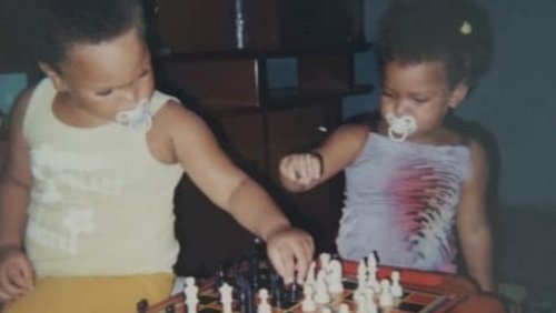 Aimê e Aisha jogando xadrez quando pequenas.