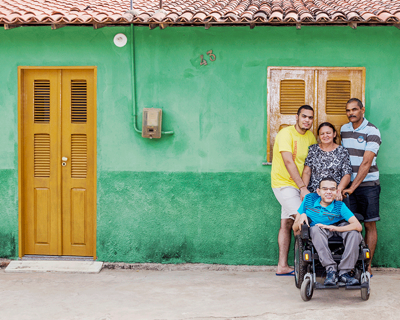 Ricardo com a família, na porta de casa, em Cedro (CE)